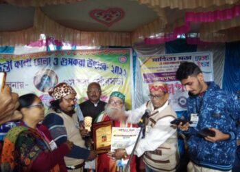 “লাল পাহাড়ির দেশে যা” গানের স্রষ্টা অরুণ চক্রবর্তীকে সংবর্ধনা দিল গুসকরার পাক্ষিক পত্রিকা