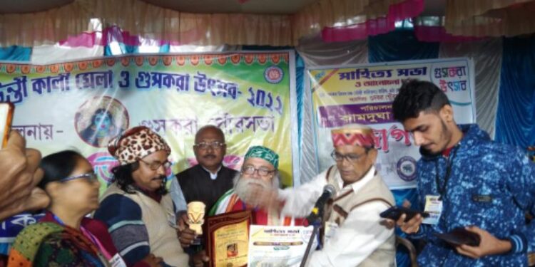 “লাল পাহাড়ির দেশে যা” গানের স্রষ্টা অরুণ চক্রবর্তীকে সংবর্ধনা দিল গুসকরার পাক্ষিক পত্রিকা