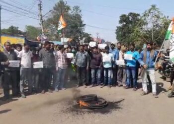 পুর নির্বাচনে প্রার্থী নিয়ে তৃনমূলে অসন্তোষ অব্যাহত, বাঁকুড়ায় প্রার্থী বদলের দাবিতে টায়ার জ্বালিয়ে পথ অবরোধ