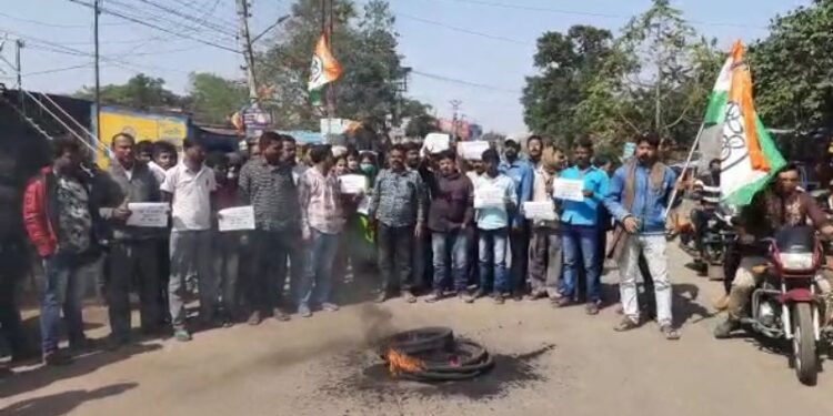 পুর নির্বাচনে প্রার্থী নিয়ে তৃনমূলে অসন্তোষ অব্যাহত, বাঁকুড়ায় প্রার্থী বদলের দাবিতে টায়ার জ্বালিয়ে পথ অবরোধ