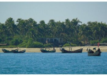 বাংলাদেশে বঙ্গোপসাগরে মাছ ধরতে গিয়ে ঘূর্ণিঝড়ে ডুবলো ১০ ট্রলার, নিখোঁজ ৩০ জেলে