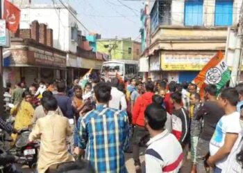 বিজেপি নেতা দিলীপ ঘোষকে বাড়িতে মধ্যাহ্ন ভোজন করিয়ে দলীয় কর্মীদের রোষের মুখে তৃণমূল নেতা,প্রার্থীপদ প্রত্যাহারের দাবিতে উত্তাল বিষ্ণুপুর