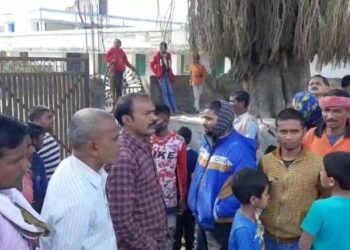 সরস্বতী পূজোতে অনীহা ! অবিভাবকদের বিক্ষোভের মুখে পড়ে বাইক ফেলে পালালেন প্রধান শিক্ষক