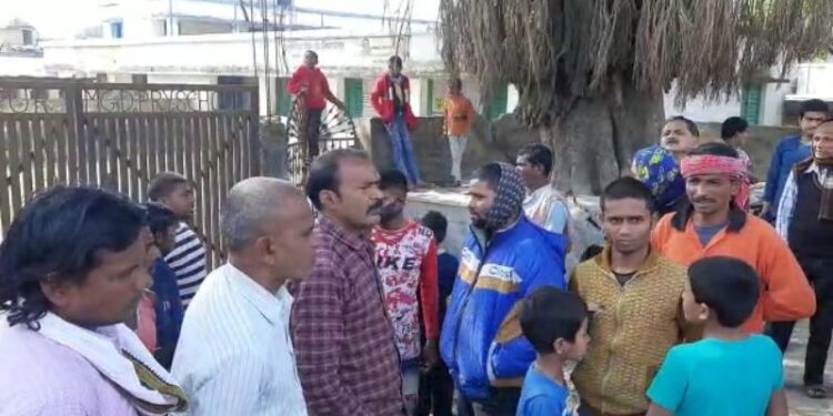 সরস্বতী পূজোতে অনীহা ! অবিভাবকদের বিক্ষোভের মুখে পড়ে বাইক ফেলে পালালেন প্রধান শিক্ষক