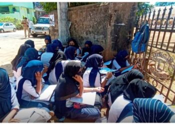 হিজাব পড়লে আলাদা ঘর,নিয়মিত শ্রেণীকক্ষে প্রবেশ করা যাবে না : সিদ্ধান্ত নিল কর্ণাটক কলেজ