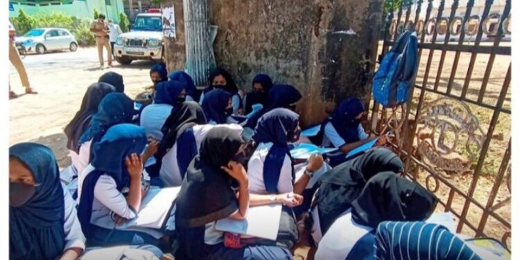 হিজাব পড়লে আলাদা ঘর,নিয়মিত শ্রেণীকক্ষে প্রবেশ করা যাবে না : সিদ্ধান্ত নিল কর্ণাটক কলেজ