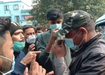 কর্তব্যরত চিকিৎসককে প্রকাশ্যে সপাটে চড় পুলিশ কর্মীর, উত্তেজনা মালদা মেডিকাল কলেজ হাসপাতালে