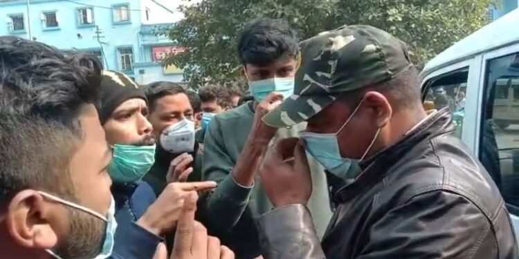 কর্তব্যরত চিকিৎসককে প্রকাশ্যে সপাটে চড় পুলিশ কর্মীর, উত্তেজনা মালদা মেডিকাল কলেজ হাসপাতালে
