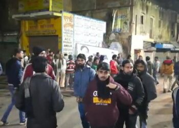 বিসর্জনের শোভাযাত্রায় ঢুকে পড়ল বেপরোয়া লরি, মৃত ১,আহত ১৫