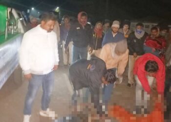 বৃদ্ধকে পিষে দিলো পরপর দুই লরি, ঘাতক লরি দুটিতে ভাঙচুর ক্ষিপ্ত জনতার