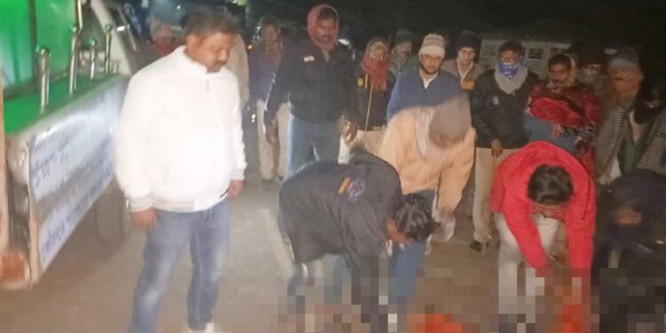 বৃদ্ধকে পিষে দিলো পরপর দুই লরি, ঘাতক লরি দুটিতে ভাঙচুর ক্ষিপ্ত জনতার