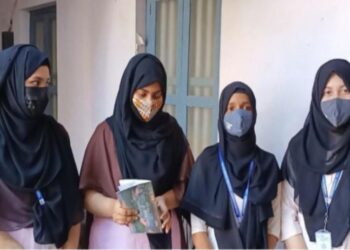 স্কুল-কলেজ খোলার নির্দেশ কর্ণাটক হাইকোর্টের,অন্তিম রায় না আসা পর্যন্ত শিক্ষাপ্রতিষ্ঠানে ধর্মীয় পোশাকের উপর নিষেধাজ্ঞা