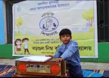 গান গেয়ে ’পাড়ায় শিক্ষালয়ের’ প্রাঙ্গন মাতাচ্ছে বর্ধমানের চতুর্থ শ্রেণীর খুদে পড়ুয়া