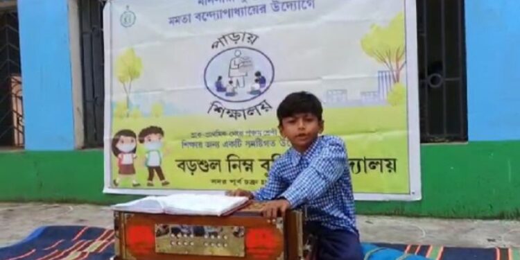 গান গেয়ে ’পাড়ায় শিক্ষালয়ের’ প্রাঙ্গন মাতাচ্ছে বর্ধমানের চতুর্থ শ্রেণীর খুদে পড়ুয়া