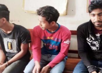 বাড়িতে একা থাকার সুযোগে ৩ বন্ধু মিলে তরুনীকে গনধর্ষনের অভিযোগ, গ্রেফতার অভিযুক্তরা