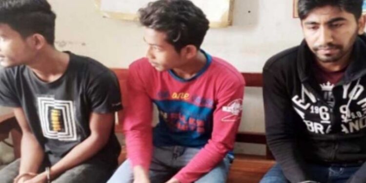 বাড়িতে একা থাকার সুযোগে ৩ বন্ধু মিলে তরুনীকে গনধর্ষনের অভিযোগ, গ্রেফতার অভিযুক্তরা