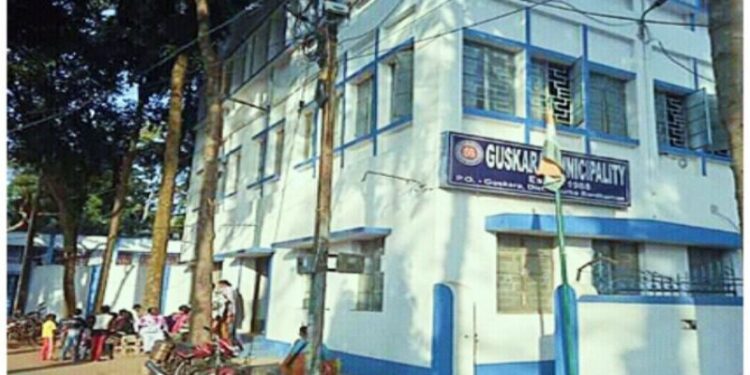 গুসকরা পুর এলাকায় উন্নয়নের নিরিখে এগিয়ে তৃণমূল,তবে প্রার্থী নিয়ে অসন্তোষ ও প্রার্থী বদল প্রভাব ফেলতে পারে বলে আশঙ্কা শাসকদলের