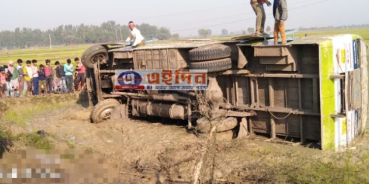 ভাতারে দূর্ঘটনার কবলে যাত্রীবাহী বাস, আহত ১০