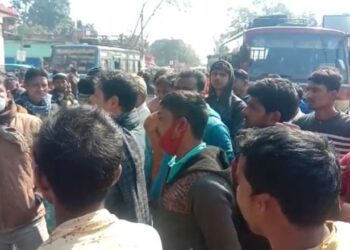 বেহাল সড়কপথ সংস্কারের দাবিতে পথ অবরোধ করে বিক্ষোভ রতুয়াবাসীর