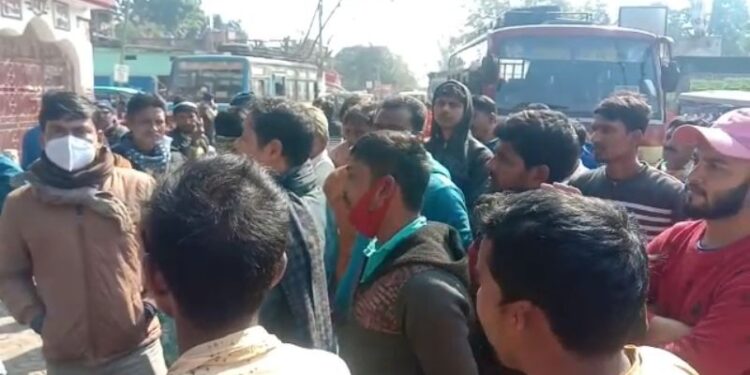 বেহাল সড়কপথ সংস্কারের দাবিতে পথ অবরোধ করে বিক্ষোভ রতুয়াবাসীর