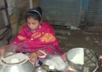 সদ্য স্নাতক হওয়া দক্ষিণ দিনাজপুরের তরুনী বিথীর জীবন সংগ্রাম দৃষ্টান্তের সৃষ্টি করেছে