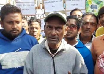 মাসাধিক কাল ধরে বেতন বকেয়া !   বাঁকুড়ার সোনামুখী পুরসভার গেটে তালা ঝুলিয়ে বিক্ষোভ অস্থায়ী কর্মীদের