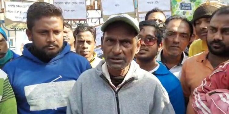 মাসাধিক কাল ধরে বেতন বকেয়া !   বাঁকুড়ার সোনামুখী পুরসভার গেটে তালা ঝুলিয়ে বিক্ষোভ অস্থায়ী কর্মীদের