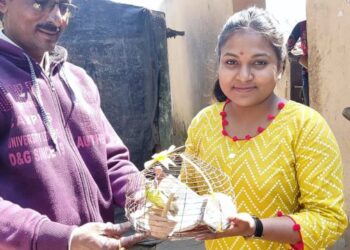 বর্ধমানের তরুনীর জন্মদিনে খোলা আকাশে পাখা মেললো মুনিয়াদের দল, চর্ব্যচোষ্য খেলো পথ কুকুর, বিড়াল ও গরু