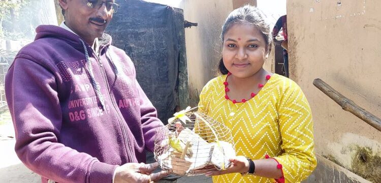 বর্ধমানের তরুনীর জন্মদিনে খোলা আকাশে পাখা মেললো মুনিয়াদের দল, চর্ব্যচোষ্য খেলো পথ কুকুর, বিড়াল ও গরু