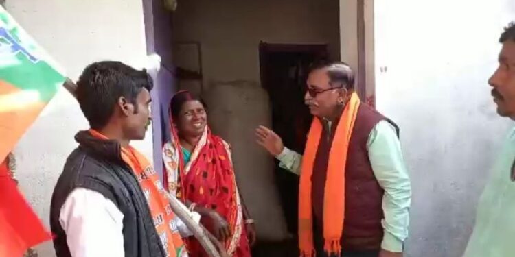 মন্দিরে পূজো দিয়ে প্রচারে নামলেন দুবরাজপুর পুরসভার ১২ নম্বর ওয়ার্ডের বিজেপি প্রার্থী