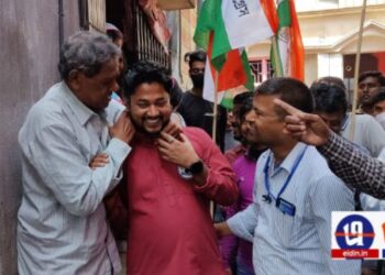 শিক্ষাগুরু বাম প্রার্থীর আশীর্বাদ মাথায় নিয়ে বর্ধমানে পুরভোটের ময়দান চষে বেড়াচ্ছেন প্রতিদ্বন্দ্বী তৃণমূল প্রার্থী ছাত্র