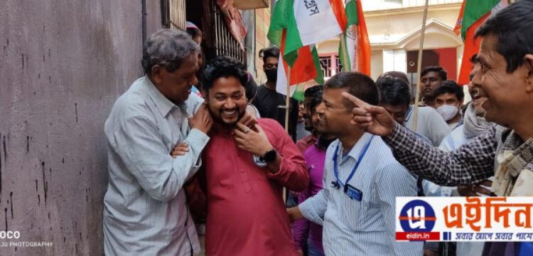 শিক্ষাগুরু বাম প্রার্থীর আশীর্বাদ মাথায় নিয়ে বর্ধমানে পুরভোটের ময়দান চষে বেড়াচ্ছেন প্রতিদ্বন্দ্বী তৃণমূল প্রার্থী ছাত্র