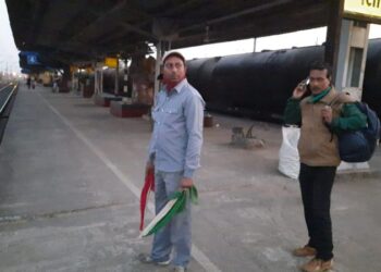 জীবন বাজিরেখে বৃদ্ধাকে বাঁচাতে গিয়েছিলেন রেল কর্মী,ব্যর্থ হওয়ায় ট্রেনের ধাক্কায় ছিন্নভিন্ন হয়ে গেল বৃদ্ধার দেহ