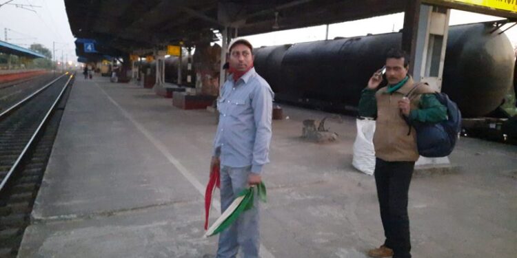 জীবন বাজিরেখে বৃদ্ধাকে বাঁচাতে গিয়েছিলেন রেল কর্মী,ব্যর্থ হওয়ায় ট্রেনের ধাক্কায় ছিন্নভিন্ন হয়ে গেল বৃদ্ধার দেহ