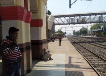 লোকাল ট্রেন অধিকাংশ সময়েই লেট !  জীবনযন্ত্রণার অপর নাম সাহেবগঞ্জ লুপ-লাইন