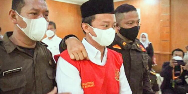 ১৩ নাবালিকা ছাত্রীকে ধর্ষণ, আটজন গর্ভবতী, ৯টি সন্তানের জন্ম, মাদ্রাসা মালিকের যাবজ্জীবন কারাদণ্ড দিল আদালত