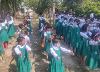 কোভিড আতঙ্ক কাটিয়ে বাজলো প্রাথমিক বিদ্যালয়ের ঘন্টা