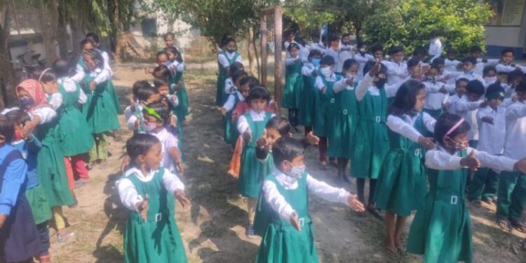 কোভিড আতঙ্ক কাটিয়ে বাজলো প্রাথমিক বিদ্যালয়ের ঘন্টা