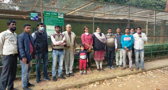 আলিপুর জু এর মতন করেই এই প্রথম এক শিশু সহ চার পক্ষীপ্রেমি দত্তক নিলেন বর্ধমান রমনাবাগান  চিড়িয়াখানার  চারটি পাখি