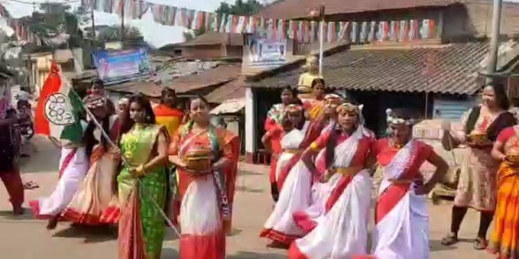 লক্ষ্মীবারে লক্ষীর ভাঁড় নিয়ে ও শাঁখ বাজিয়ে জমজমাট প্রচার তৃণমূল প্রার্থীর