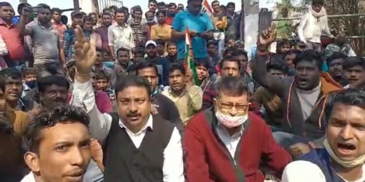 পরিবহন দফতরের আধিকারিকের বিরুদ্ধে হয়রানির অভিযোগ, চাঁচল মহকুমা শাসকের অফিসের সামনে  বিক্ষোভ আইএনটিটিউসির