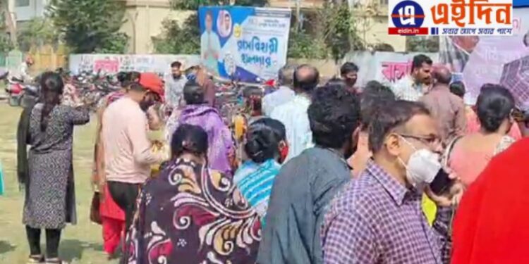 বর্ধমানে দুয়ারে সরকারের ক্যাম্পে পুরভোটে প্রতিদ্বন্দি তৃণমূল প্রার্থীর সমর্থনে প্রচার ফ্লেক্স, প্রতিবাদে স্বেচ্চার সিপিএম ও বিজেপি