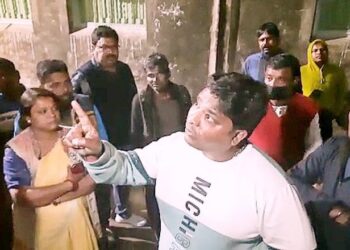 প্রকাশ্যে তৃণমূল নেতার ‘দাদাগিরি’, নির্দল প্রার্থীকে বাড়িতে বৈঠক করতে দেওয়ার অপরাধে বাড়ির মালিককে দেখে নেওয়ার হুমকি !