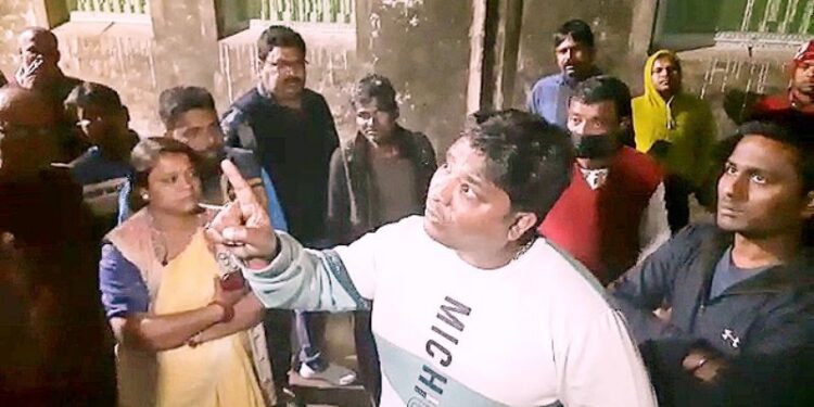 প্রকাশ্যে তৃণমূল নেতার ‘দাদাগিরি’, নির্দল প্রার্থীকে বাড়িতে বৈঠক করতে দেওয়ার অপরাধে বাড়ির মালিককে দেখে নেওয়ার হুমকি !