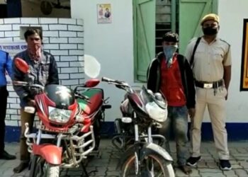 ক্রেতা সেজে বাইক চুরি চক্রের ২  পান্ডাকে হাতেনাতে পাকড়াও করল পুলিশ