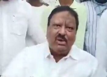 “হিজাব বিরোধীদের কেটে টুকরো টুকরো করব” :  হুঁশিয়ারি কংগ্রেস নেতা মুকাররম খানের