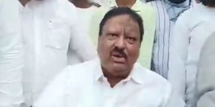 “হিজাব বিরোধীদের কেটে টুকরো টুকরো করব” :  হুঁশিয়ারি কংগ্রেস নেতা মুকাররম খানের