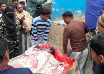 বাড়ির মধ্যে গৃহবধুর রক্তাক্ত ক্ষতবিক্ষত দেহ উদ্ধার ঘিরে চাঞ্চল্য মালদার মানিকচকে