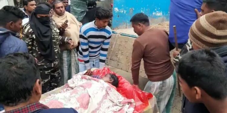 বাড়ির মধ্যে গৃহবধুর রক্তাক্ত ক্ষতবিক্ষত দেহ উদ্ধার ঘিরে চাঞ্চল্য মালদার মানিকচকে