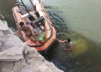 নিয়ন্ত্রণ হারিয়ে নদীতে বরযাত্রী বোঝাই গাড়ি, বরসহ ৯ জনের সলিল সমাধি